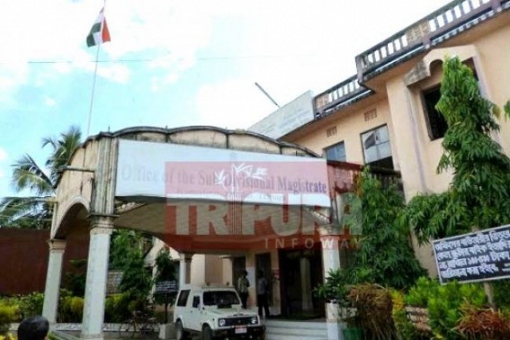 Reluctant Nagar Panchayat authority continued collection of taxes from disputed land owner citizens at Kamalpur: SDM ordered collection of fines from commoners Reluctant Nagar Panchayat authority continued collection of taxes from disputed land owner citizens at Kamalpur: SDM ordered collection of fines from commoners